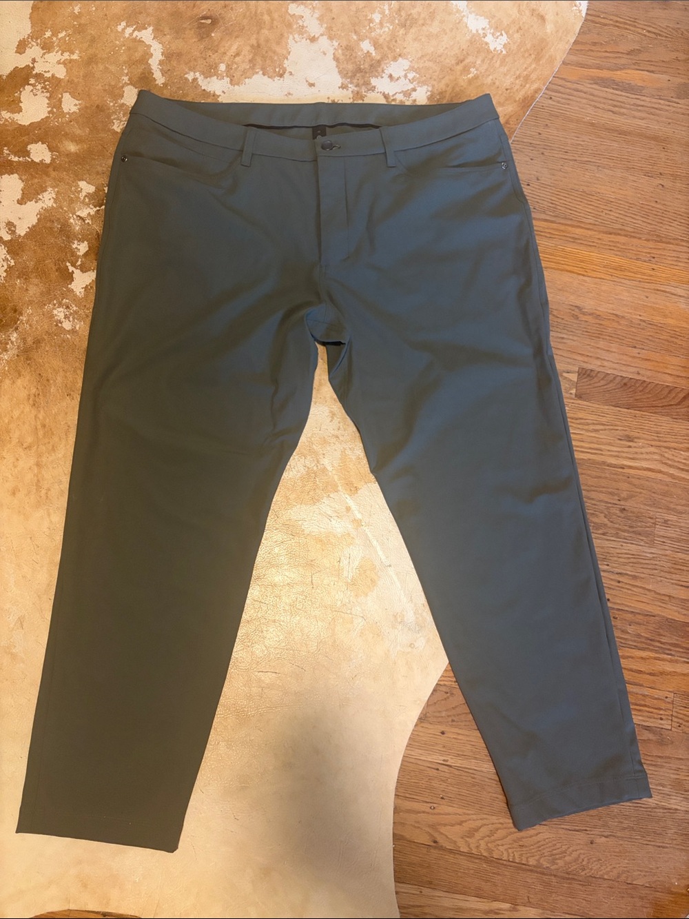 Men's Lululemon Pants - khaki Green size 40. GUC